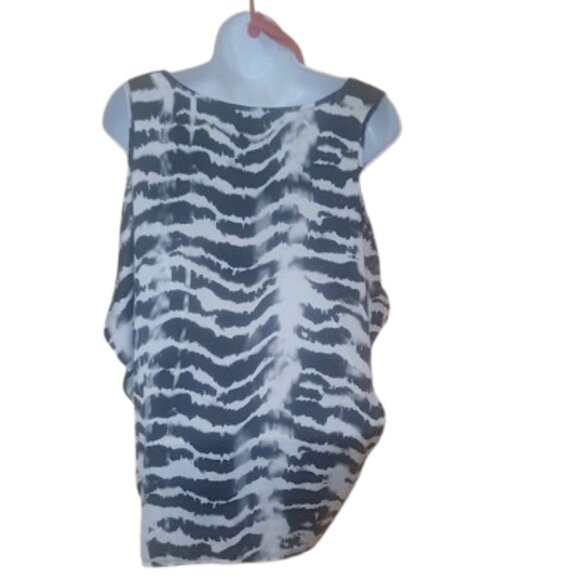 GUESS Black and White Silky Sleeveless Top Tank Blouse Size Medium (runs large) - Picture 2 of 2